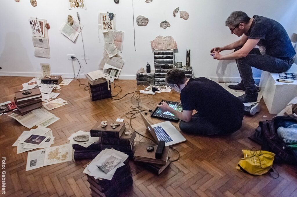 Performance sonora de German Gomez en la muestra Lenta Cancelación del futuro de Juan Miceli