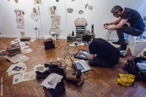 Performance sonora de German Gomez en la muestra Lenta Cancelación del futuro de Juan Miceli